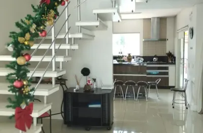 Lindo sobrado no centro de balneário piçarras  com 4 suítes e piscina