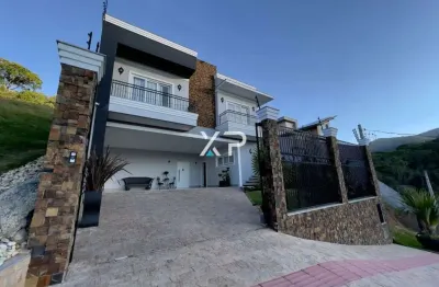 Casa na pedra branca com 4 suítes, 5 banheiros e 2 vagas de garagem