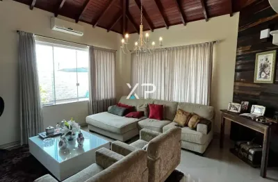 Casa de alto padrão com 3 dor, acabamentos premium e localização privilegiada.