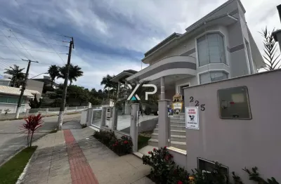 Casa na pedra branca a venda com 4 quartos sendo 1 suíte, 3 banheiros e 2 vagas de garagem