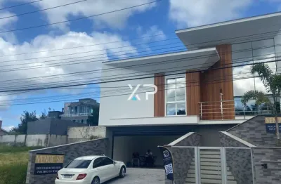 Casa na Pedra Branca com 3 suítes, 4 banheiros e 2 vagas de garagem