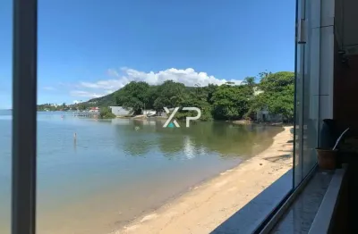 Casa no centro de são josé com acesso exclusivo para barco.
