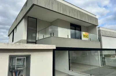 Casa com 3 suítes, piscina com borda pedra branca palhoça/sc