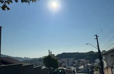 Terreno alto, murado, excelente localização e nível de vizinhança.