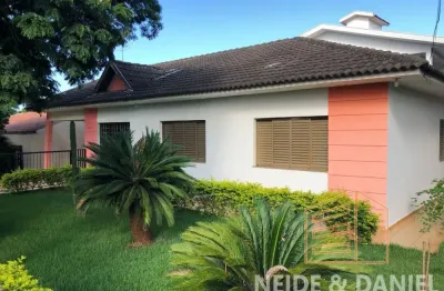 Alugo Casa com 3 quartos Zona 8 em Maringá - Uso Residencial Ou Comercial .