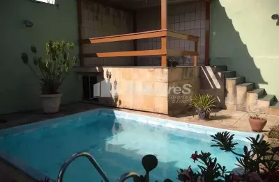 Casa com três quartos sendo um suíte, piscina, churrasqueira,  garagem para 02 carros, em Vila Valqueire , Praça Saiqui.