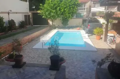 Casa em condomínio fechado, com 348 m2, com cinco quartos sendo duas suítes, no pechincha, rua retiro dos artistas