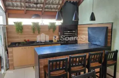 Casa com  192 m2, cinco quartos sendo três suítes, condomínio Village Del Mare.