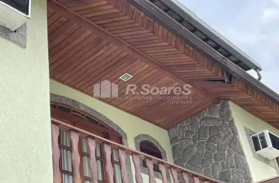 Casa com três quartos sendo um suíte, em Praça Seca, rua Pinto Teles.