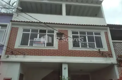 Casa de vila, com 06 quartos, sendo 01 suíte, rua Pedro Teles,  Praça seca.