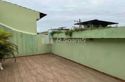 Casa desocupada com  03 quartos sendo 02 suíte, garagem, em Bento Ribeiro.