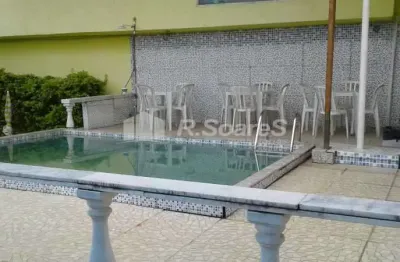 Casa com 02 quartos sendo 1 suíte, em jardim sulacap, rua joão da costa.