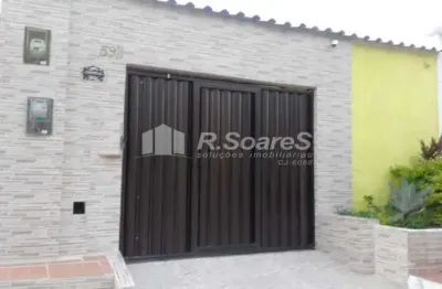 Casa com 02 quartos sendo 1 suíte, em Jardim Sulacap, rua João da Costa.