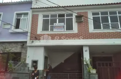 Casa de vila, com 06 quartos, sendo 01 suíte, rua Pedro Teles,  Praça seca.