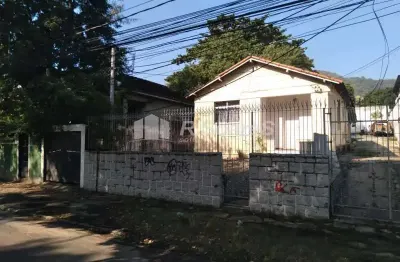 Casa com 02 quartos,  quintal, em jardim sulacap, rua alberico diniz.