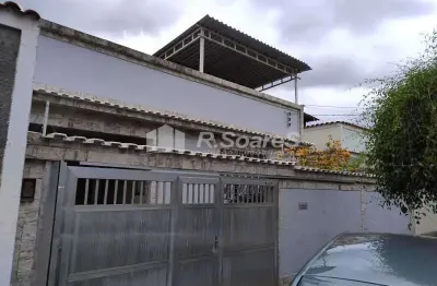 Casa de rua com 3 quartos sendo 1 suíte, garageme piscina na Praça Seca.