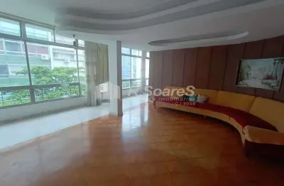 Apartamento com dois quartos, dois banheiros social, dependência completa e vaga de garagem.