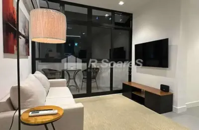 Apartamento de luxo de dois quartos e varanda, à venda em copacabana, posto 5