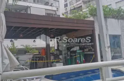 Cobertura desocupada com 127 m2, 2 quartos, suíte, 2 garagens, cond. Jardins do Valqueire.