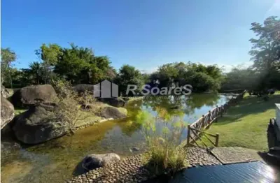 Casa com 3 suítes,  2 vagas de garagem e piscina em  jacarepaguá rj.