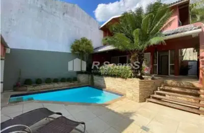 Casa com 3 suítes,  2 vagas de garagem e piscina em  jacarepaguá rj.