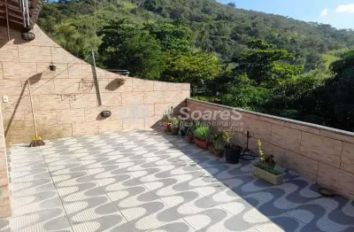 Duas casas independentes com terraço,  Est. do Catonho - Jardim Sulacap.