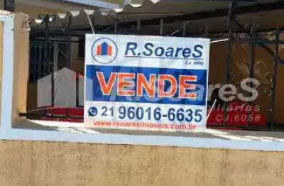 Apartamento desocupado, com 2 quartos, em Vila Valqueire, rua das Azaléas.