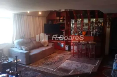 Apartamento com três quartos sendo um suíte, em copacabana, rua santa clara.