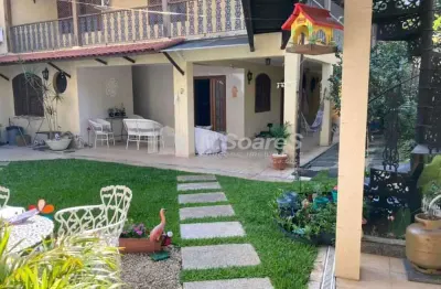 Casa com quatro quartos sendo duas suítes , condomínio vale das orquídeas .