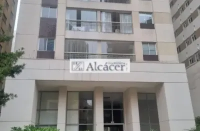Localizado em um andar alto, este apartamento oferece conforto e conveniência.