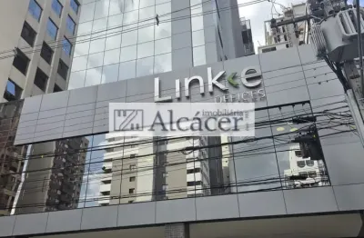 Ótima sala comercial, próximo ao terminal do Cabral, rodeado de comércios, bancos, um verdadeiro polo de negócios.