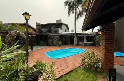 Casa à venda em garopaba/sc próxima ao mar com quatro suítes