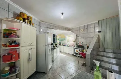 Casa com duas salas excelentes, cozinha azulejada, três quartos e garagem em terra preta sp/.