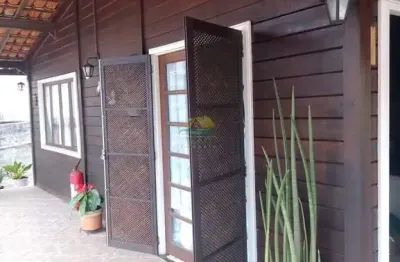 Casa de madeira de qualidade disponível para venda ou locação em terra preta, mairiporã/sp