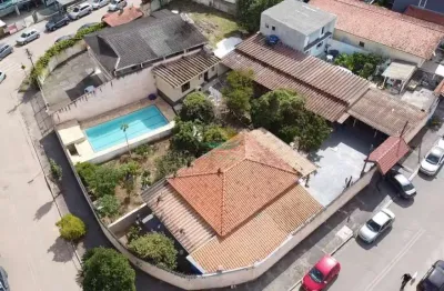 Casas em um ótimo terreno para construir salas comerciais ou qualquer tipo de comércio em ponto estratégico bem comercial.