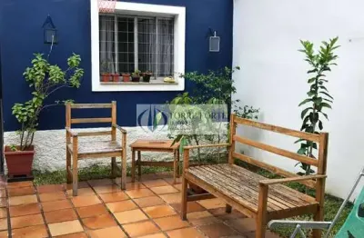 Linda casa com 3 dormitórios, edícula e 2 vagas em jardim regis
