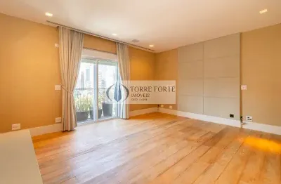 Lindo apartamento com 2 dormitórios, sacada e 6 vagas no itaim bibi