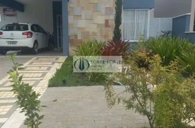 Linda casa em condomínio fechado com 3 dormitórios, 2 vagas e piscina