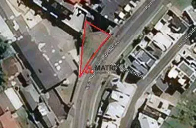 Construa seu sonho: terreno triangular zr2 com 379m², viável para três sobrados! localização privilegiada no boa vista, curitiba/pr!
