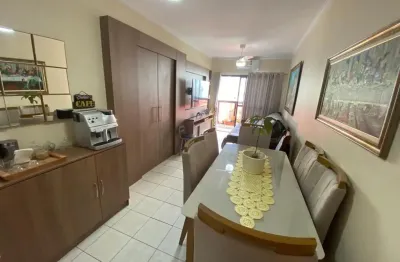 Lindo apartamento no canto do forte com sacada vista livre excelente localização.