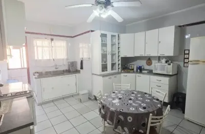 Espaço e confortável apartamento na guilhermina rodeado de comercio apenas 100 metros do mar