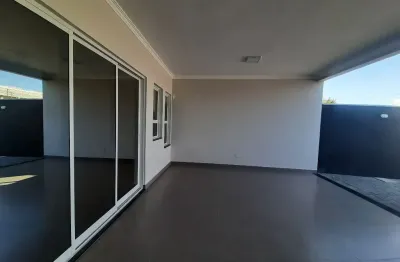 Casa térrea, 3q com suíte e espaço amplo de terreno.
