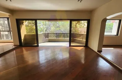 Apartamento espaçoso com 2 suítes e 3 vagas de garagem. Com varanda e vista agradável para a copa das árvores