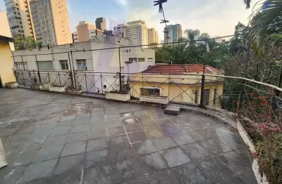 Casa de vila com 3 andares, muita clara, arejada e com muitas possibilidades de planta na parte baixa do Jardim Paulista.