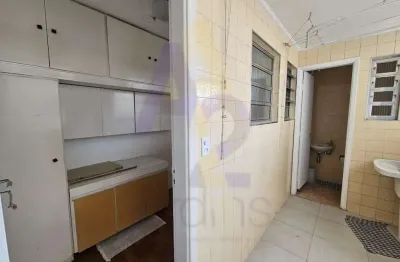 Apartamento espaçoso com 2 quartos espaçosos e cômodos amplos. Para locação com 1 vaga em Pinheiros