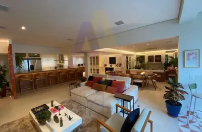 Apartamento totalmente reformado com amplo living com cozinha integrada, 3 suítes sendo uma master, 2 escritórios e  2 vagas de garagem próximo à Avenida Paulista