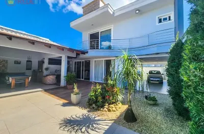 Sobrado de alto padrão, localizado no centro de balneário piçarras
