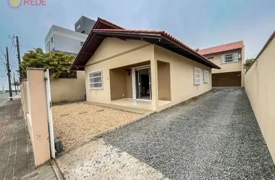 Terreno com 2 edificações independentes a 170 metros do mar, localizado no bairro meia praia