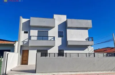 Excelente sobrado novo de esquina com 02 suítes - localizado no bairro meia praia navegantes.