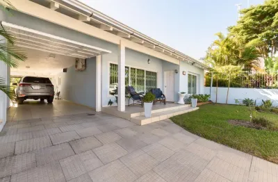 Casa com 3 quartos à venda na avenida copacabana, 140, vila assunção, porto alegre por r$ 1.850.000